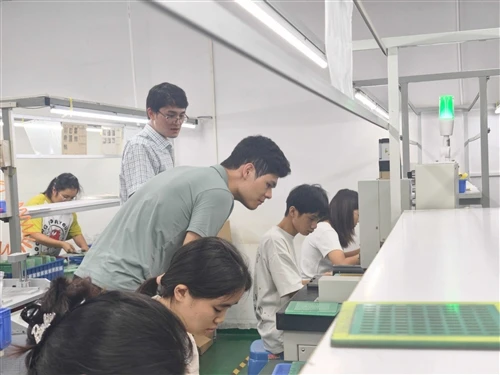 Mijozlar Xintang Electronics kompaniyasiga o'rganish va tekshirish uchun tash...